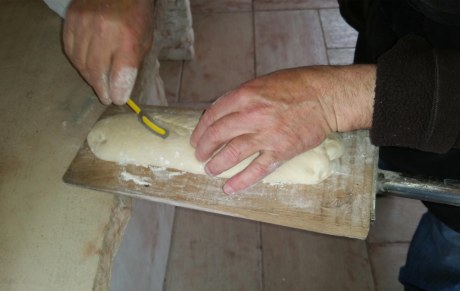 Grignage du pain avant enfournement dans four a pain