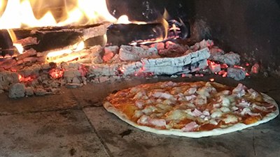 cuisson pizza dans un four à bois