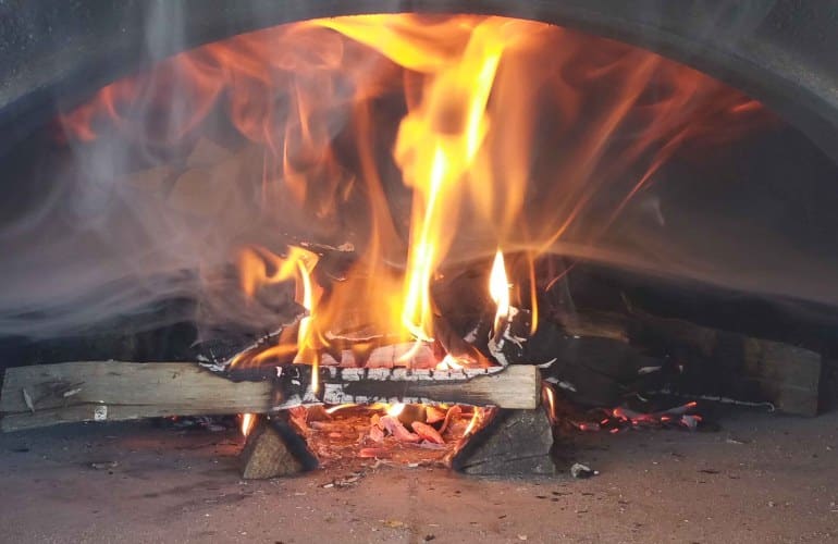 Débart de feu dans un four à bois