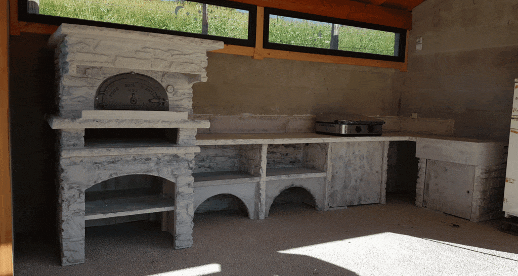 Cuisine d'été avec un fours à bois mallisard à toit plat