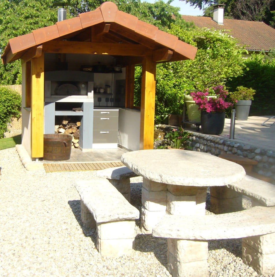 Four à bois Elégance et table de jardin