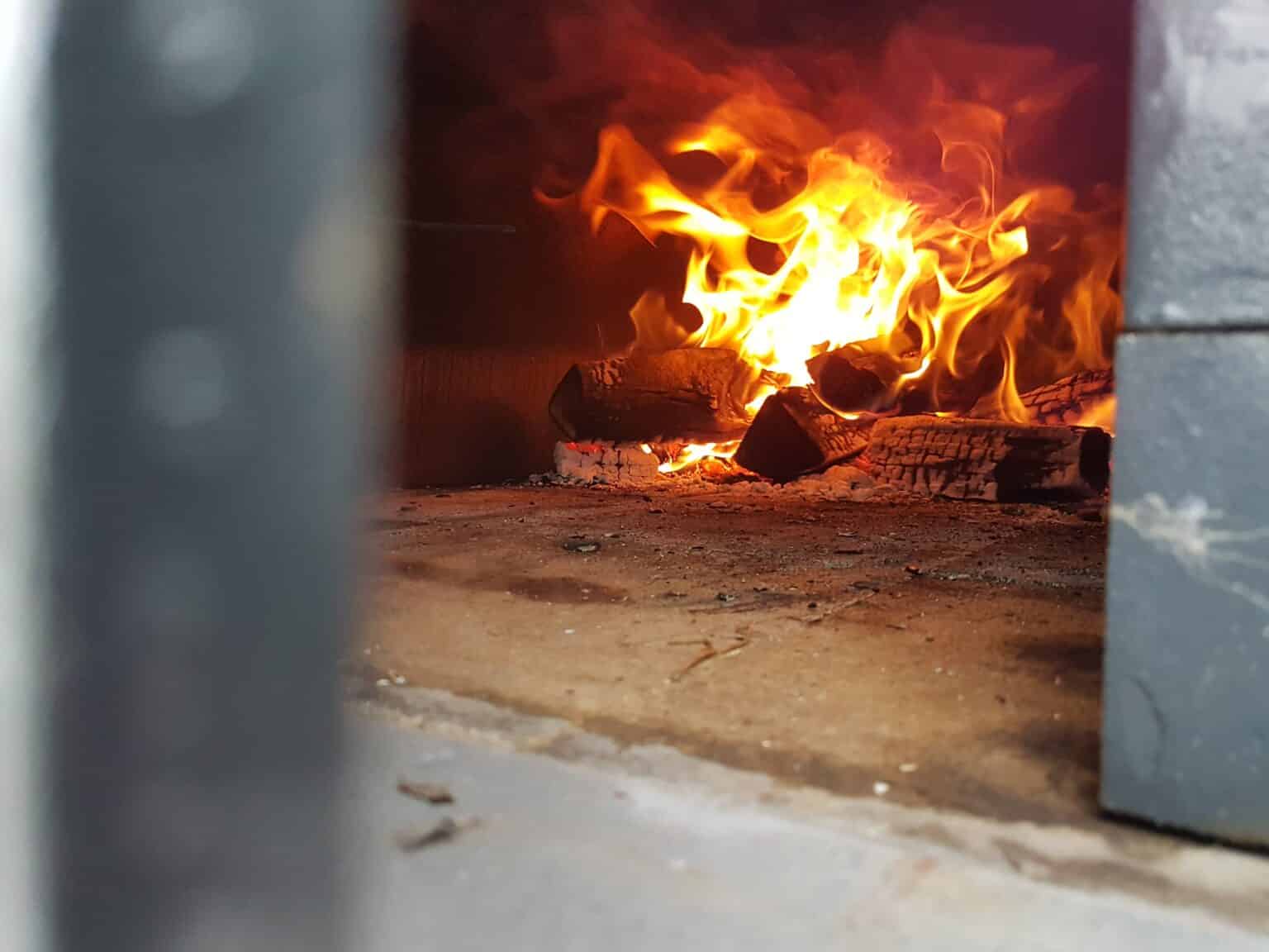 Cuisson d'une pizza dans un four à bois La Pierre d'Antan